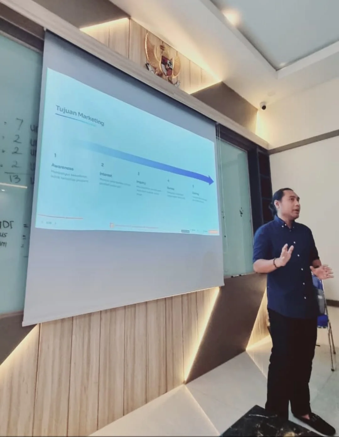 Mas Ojay memaparkan tujuan marketing dalam sesi kerja