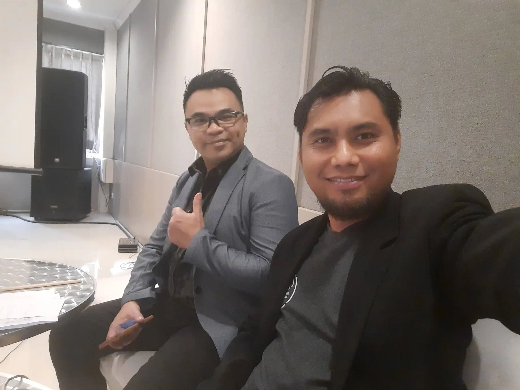 Mas Ojay bersama rekan profesional dalam sebuah kegiatan