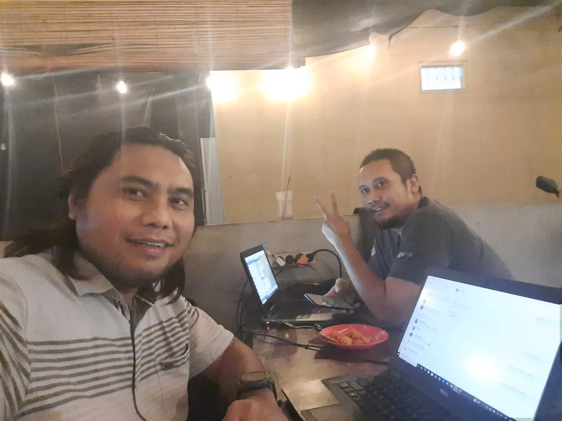 Mas Ojay berdiskusi dalam sesi kerja menggunakan laptop